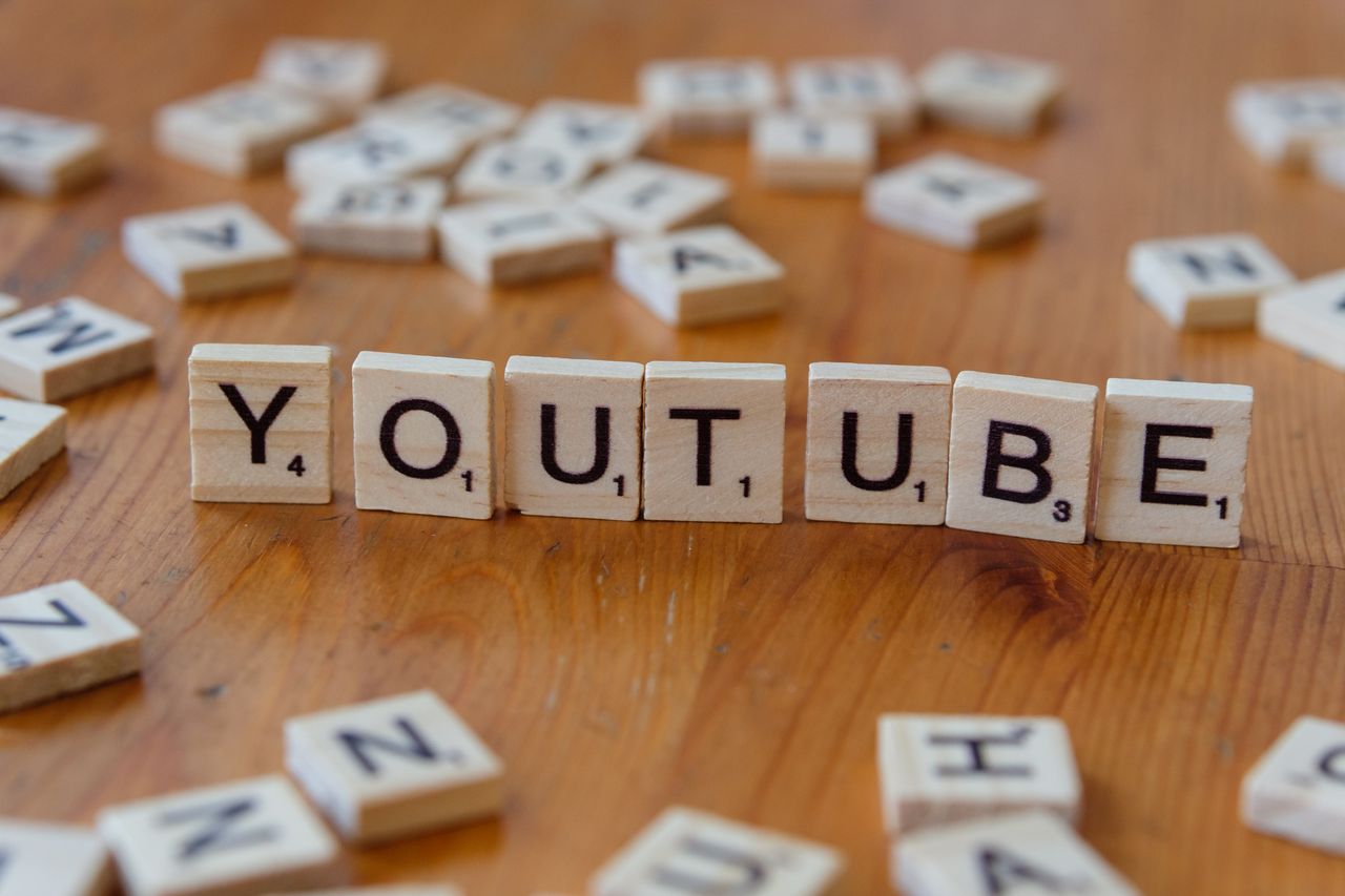services-01 Des lettres en bois formant le mot YOUTUBE sur une surface en bois, représentant le partage de vidéos et le streaming.